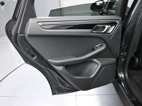 Certified 2025 Porsche Macan AWD/4WD image 22