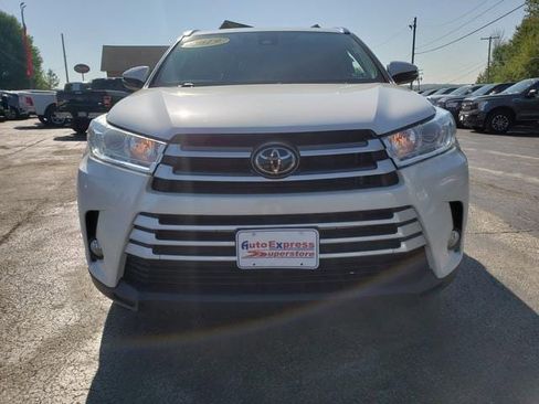 Used 2019 Toyota Highlander AWD V6 image 2