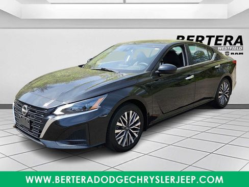 Used 2023 Nissan Altima 2.5 SV FWD image 3