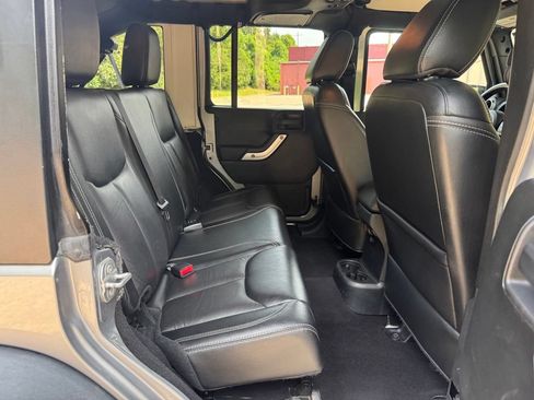Used 2017 Jeep Wrangler Unlimited Rubicon w/ Connectivity Group AWD/4WD image 24