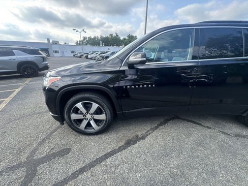 Used 2021 Chevrolet Traverse LT w/ LT Premium Package image 34