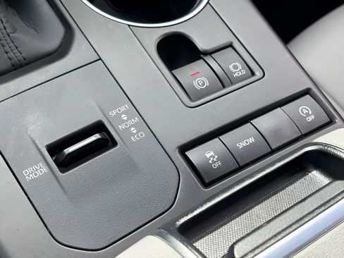 Used 2020 Toyota Highlander XLE image 19