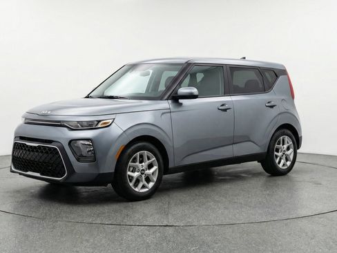 Used 2025 Kia Soul LX w/ LX Technology Package FWD image 3