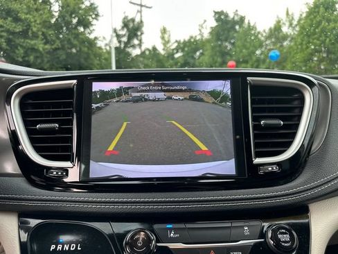 Used 2022 Chrysler Pacifica Touring-L FWD image 38