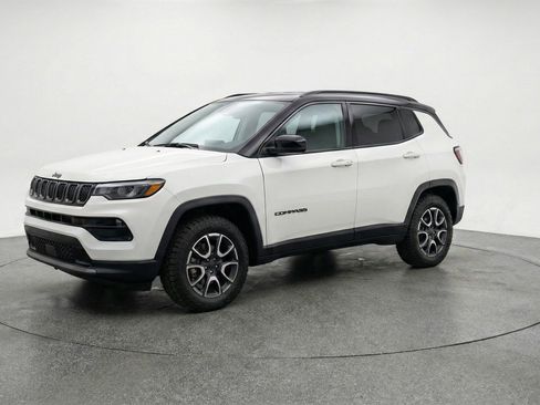 Used 2025 Jeep Compass Trailhawk image 3