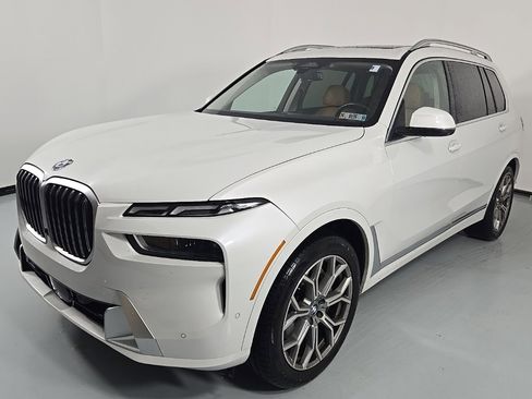 Certified 2023 BMW X7 xDrive40i w/ Executive Package image 3