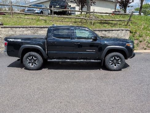 Used 2022 Toyota Tacoma TRD Off-Road AWD/4WD image 2