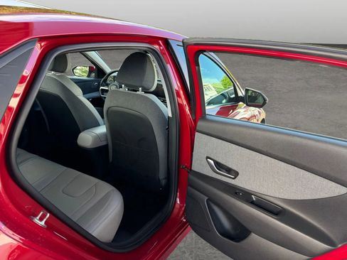 Used 2022 Hyundai Elantra Limited w/ Cargo Package FWD image 17