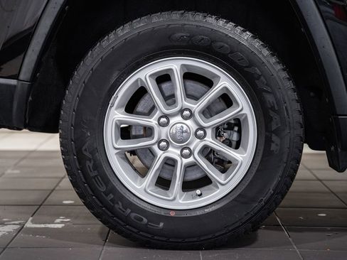 Used 2019 Jeep Grand Cherokee Laredo w/ Security & Convenience Group image 23