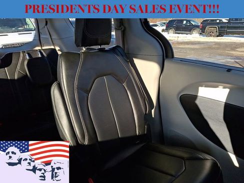 Used 2024 Chrysler Pacifica Touring-L image 20