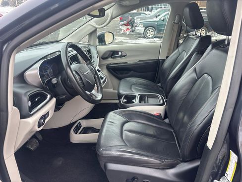 Used 2020 Chrysler Pacifica Touring-L image 12
