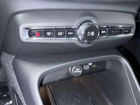 Used 2023 Volvo XC40 B4 Plus FWD image 25