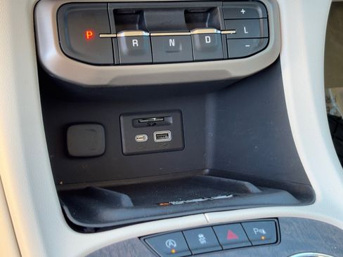 Used 2023 GMC Acadia Denali w/ Denali Technology Package image 25