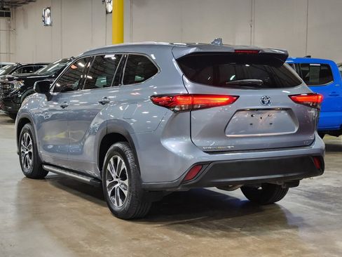 Used 2022 Toyota Highlander XLE AWD/4WD image 11