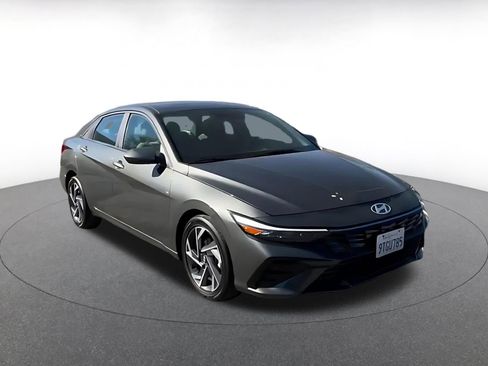 Used 2025 Hyundai Elantra SEL image 3