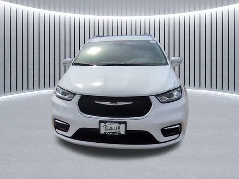 Used 2022 Chrysler Pacifica Touring-L AWD/4WD image 3