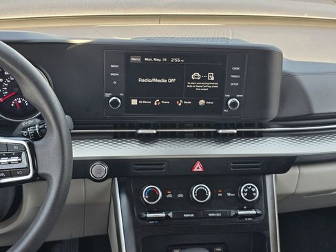 Used 2023 Kia Carnival LX FWD image 17