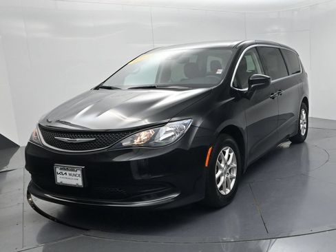 Used 2023 Chrysler Voyager LX FWD image 3