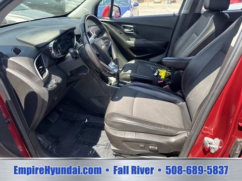 Used 2019 Chevrolet Trax LT w/ Sun & Sound Package AWD/4WD image 18