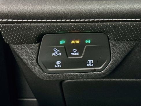 Used 2025 Volkswagen Atlas SE AWD/4WD image 17