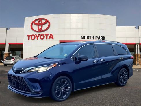Certified 2022 Toyota Sienna XSE image 1