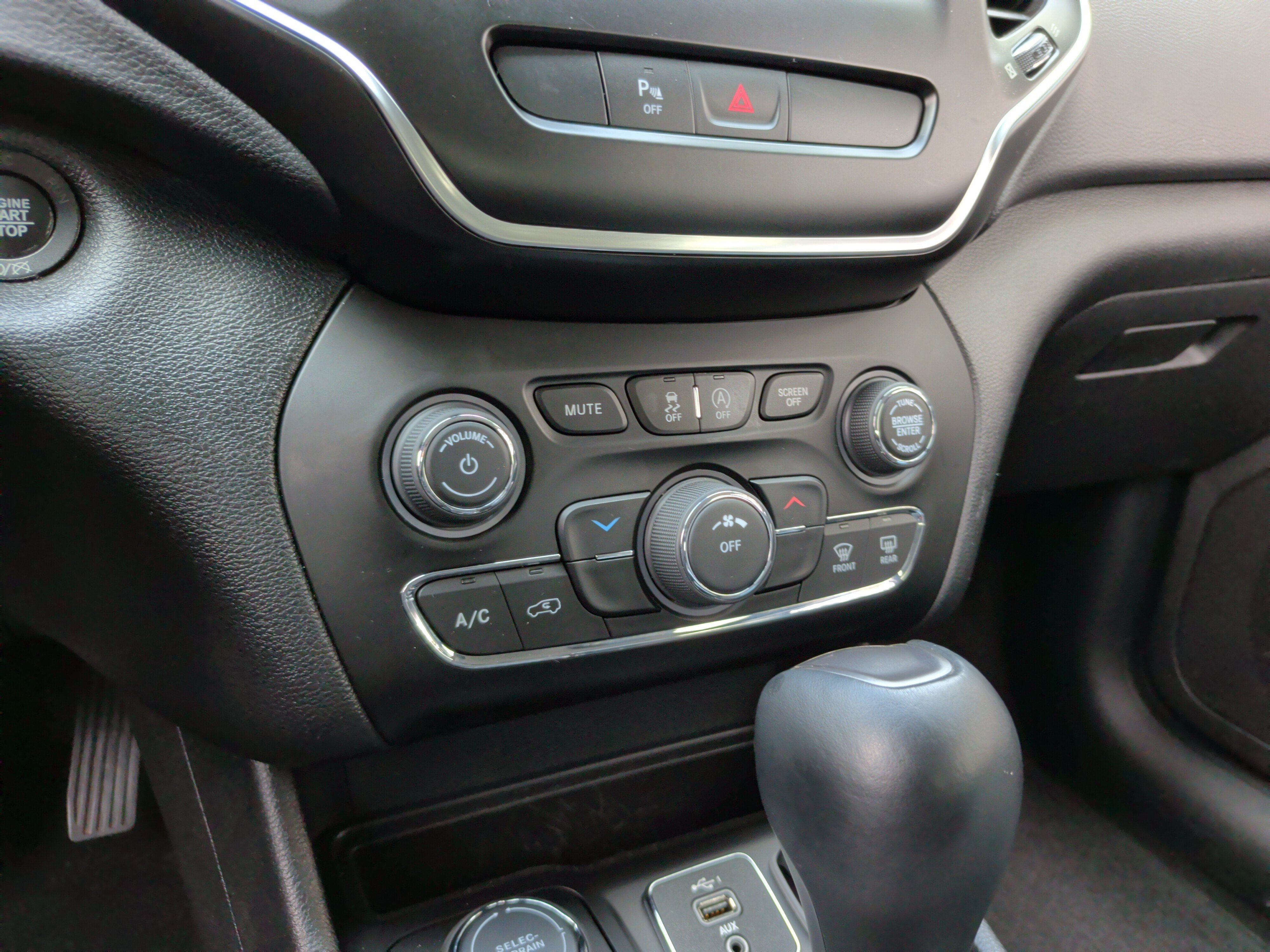 Used 2020 Jeep Cherokee Latitude Plus w/ Cold Weather Group AWD/4WD image 18
