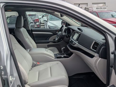 Used 2018 Toyota Highlander XLE image 11