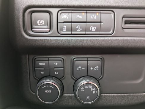 Used 2024 Chevrolet Tahoe Z71 w/ Luxury Package image 29