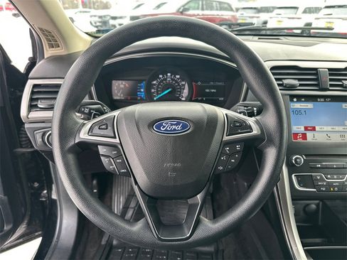 Used 2018 Ford Fusion SE image 25