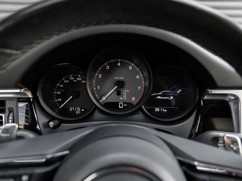 Certified 2022 Porsche Macan S AWD/4WD image 18
