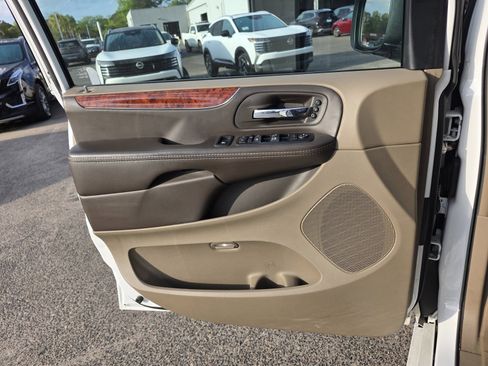 Used 2015 Chrysler Town & Country Limited Platinum image 13