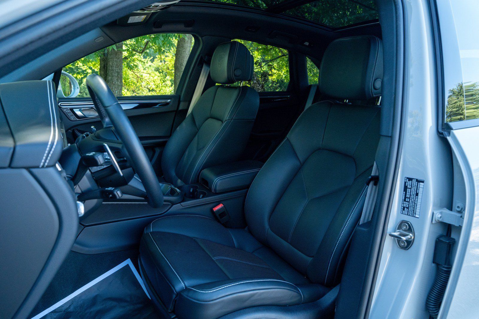 Certified 2026 Porsche Macan AWD/4WD image 5