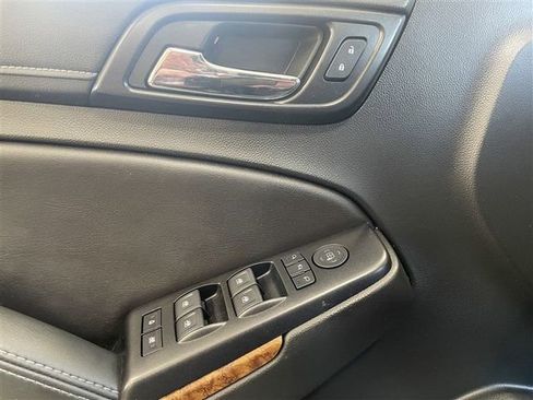 Used 2018 Chevrolet Suburban Premier image 12