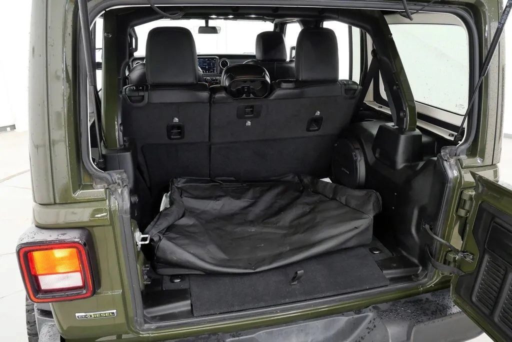Used 2022 Jeep Wrangler Unlimited Sahara AWD/4WD image 34