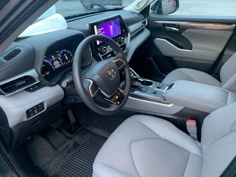 Used 2024 Toyota Highlander Platinum image 11
