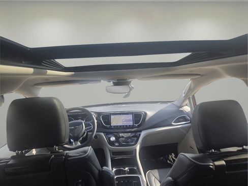 Used 2024 Chrysler Pacifica Limited w/ Uconnect Theater Family Group image 3