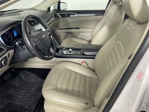 Used 2017 Ford Fusion SE image 2