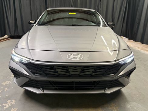 Used 2025 Hyundai Elantra SEL FWD image 2