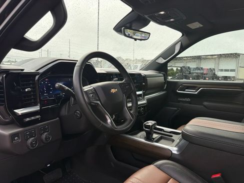Used 2025 Chevrolet Silverado 1500 High Country w/ High Country Premium Package AWD/4WD image 34