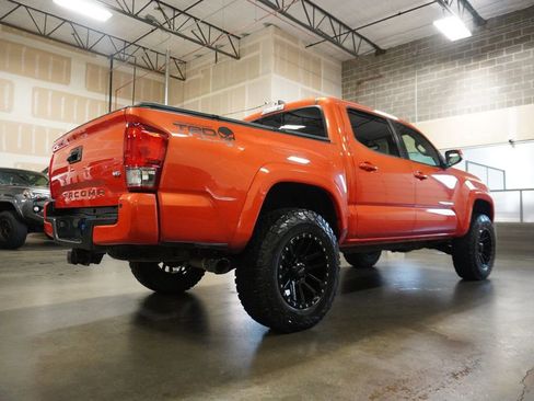 Used 2017 Toyota Tacoma TRD Sport image 4