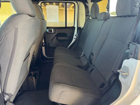 Used 2025 Jeep Gladiator Sport image 18