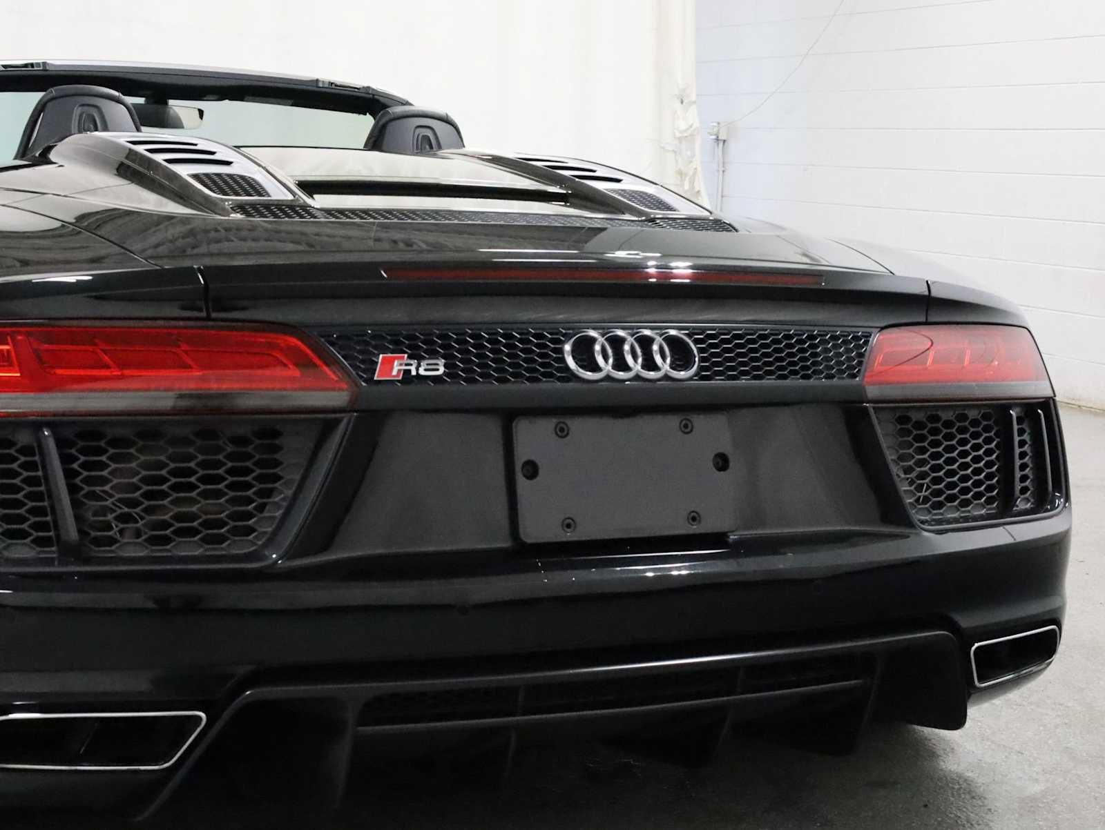 Used 2017 Audi R8 V10 w/ Carbon Exterior Package AWD/4WD image 8