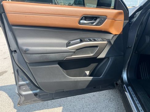 Used 2025 Nissan Pathfinder Platinum w/ Black Appearance Package FWD image 12