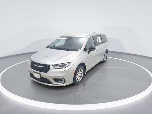 Used 2024 Chrysler Pacifica Touring-L image 3