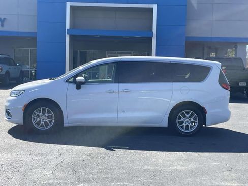 Used 2023 Chrysler Pacifica Touring-L image 6