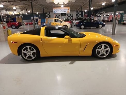 Used 2005 Chevrolet Corvette Coupe w/ Preferred Equipment Group RWD image 5
