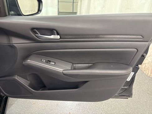 Used 2025 Nissan Altima 2.5 SV FWD image 14