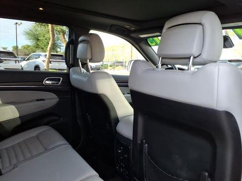 Used 2018 Jeep Grand Cherokee Limited image 13