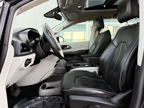 Used 2020 Chrysler Pacifica Limited image 20