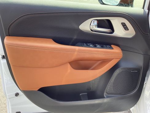 Used 2025 Chrysler Pacifica Pinnacle w/ Trailer Tow Group FWD image 17